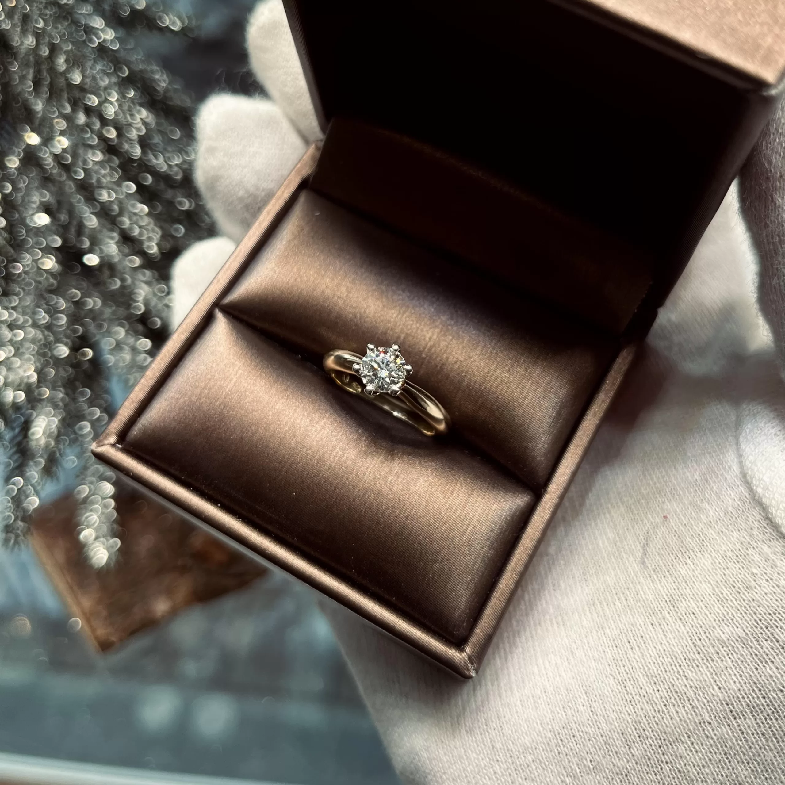 Pierścionek z diamentem w pudełku, Jubiler Kraków BigDIAMOND
