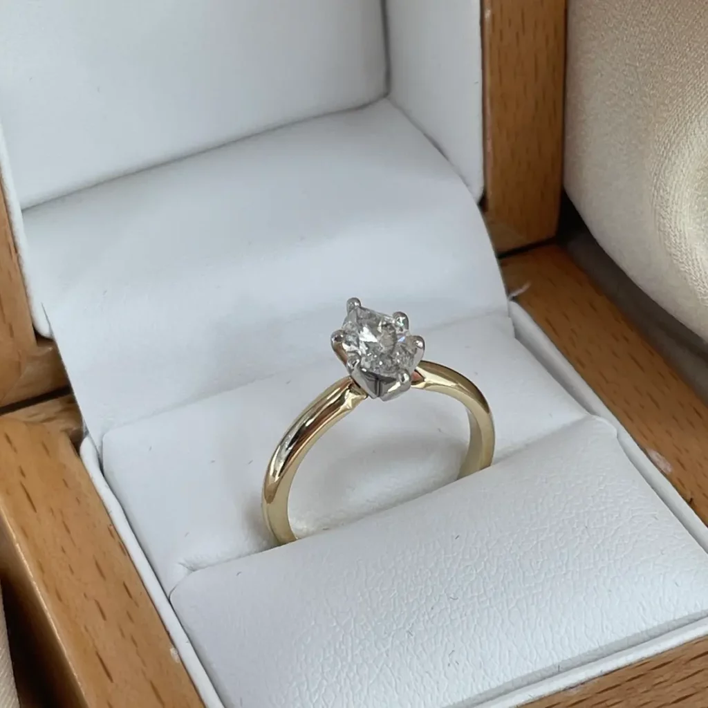 Pierścionek z diamentem wykonany prze BigDIAMOND Jubiler Kraków, w eleganckim opakowaniu i precyzyjnym wykończeniu.