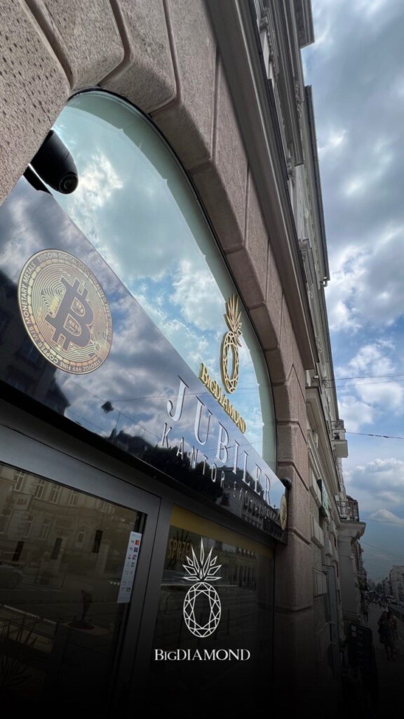 Fasada sklepu BigDIAMOND w Krakowie z szyldem "Jubiler" i logo przedstawiającym diament. Złotnik Kraków