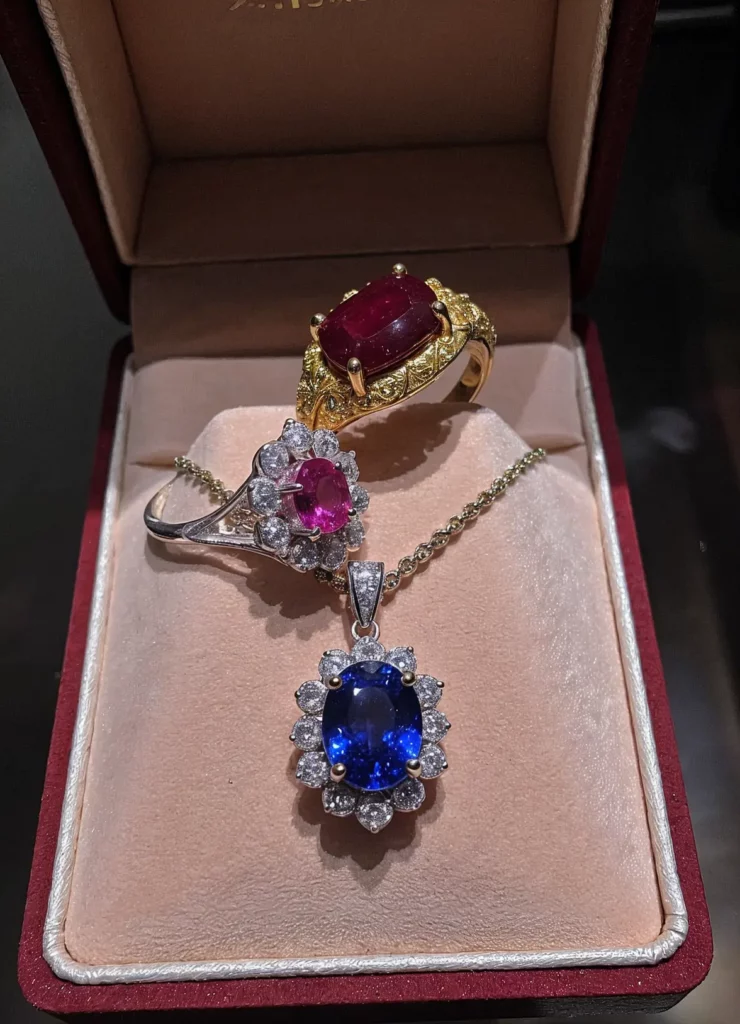 Rzadkie kamienie szlachetne z Pierścionkiem z rubinem i naszyjnik z szafirem stworzony przez BigDIAMOND