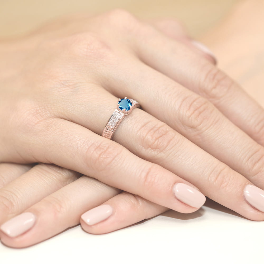 Pierścionek Topaz London Blue 0,50ct różowe złoto 5 Pierścionek Topaz London Blue 0,50ct różowe złoto - obrazek 4