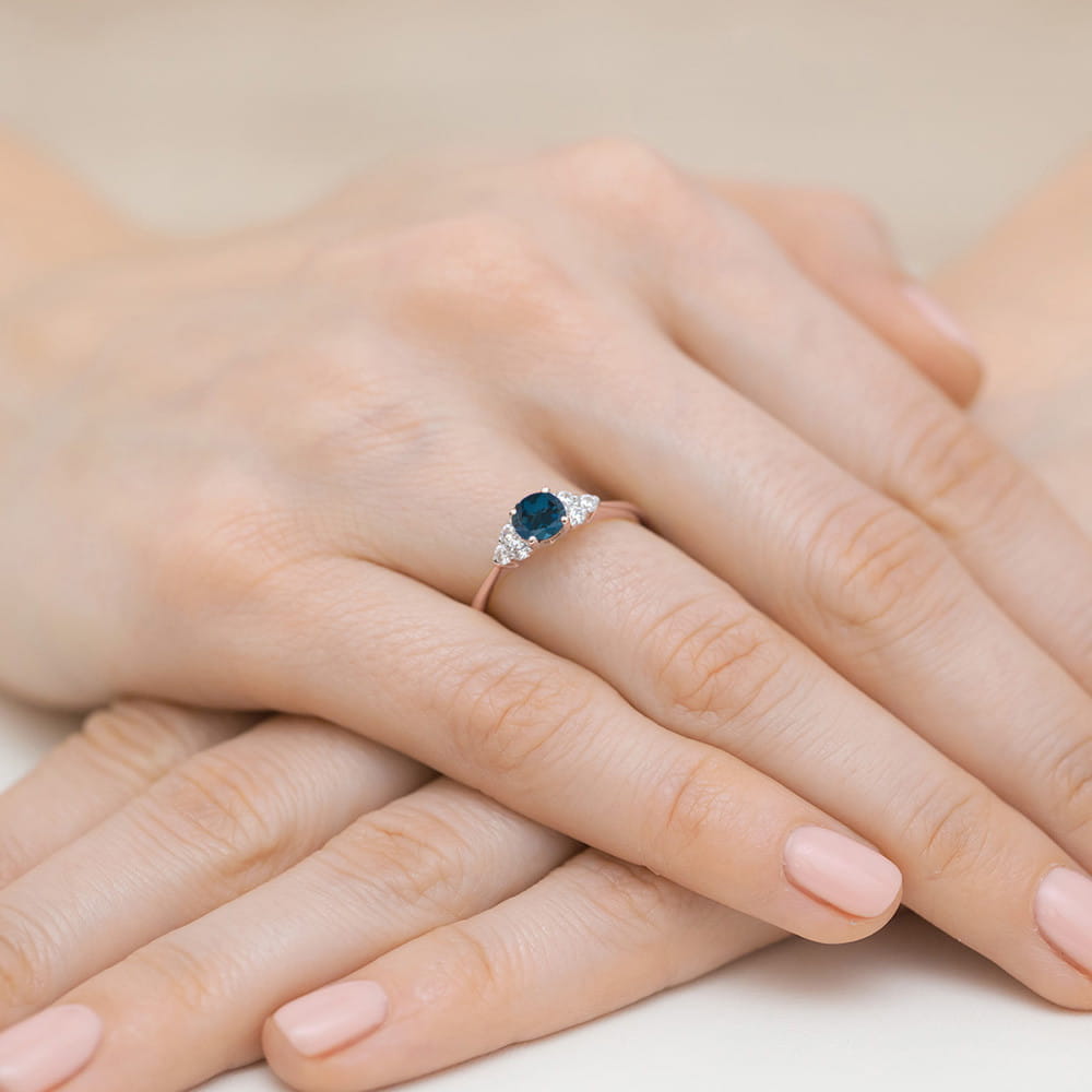 Pierścionek z Topazem London Blue 0,50ct różowe złoto 5 Pierścionek z Topazem London Blue 0,50ct różowe złoto - obrazek 4