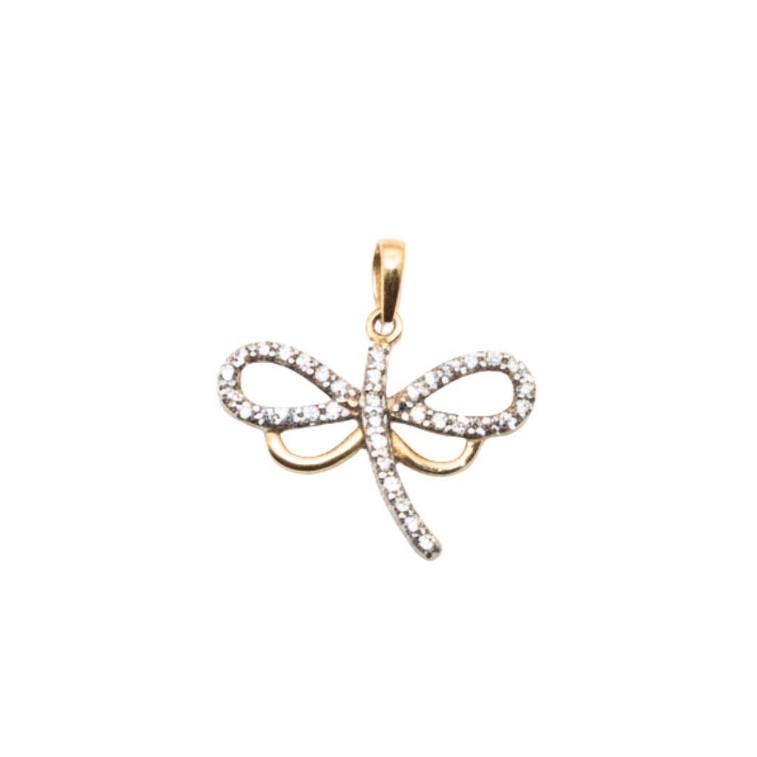 Złota zawieszka (1,03g) ważka z cyrkoniami | BigDIAMOND Kraków 4 Wearing a delicate golden dragonfly pendant adorned with zirconia stones.